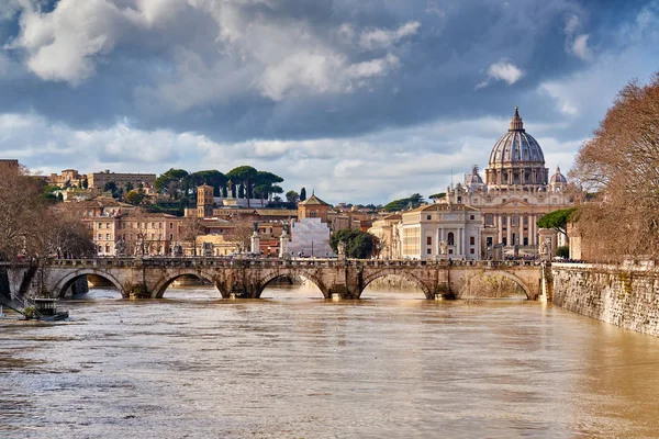 St. Peter's cathedral and Tiber river in Rome — Stock Photo, Image