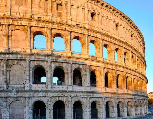 Colosseum in de ochtend in Rome — Stockfoto