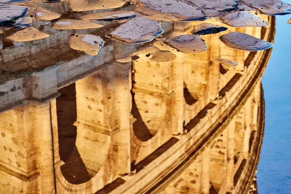 Colosseum reflektion i Rom, Italien — Stockfoto