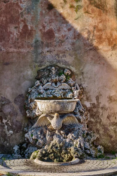 Фонтан у Помаранчевому саду в Римі — стокове фото