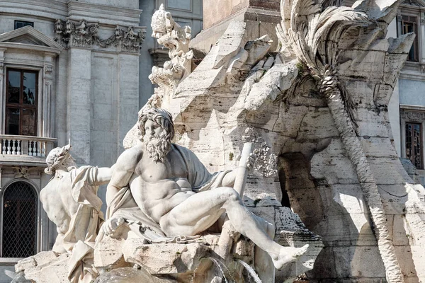 Roma 'daki Navona Meydanında Çeşme