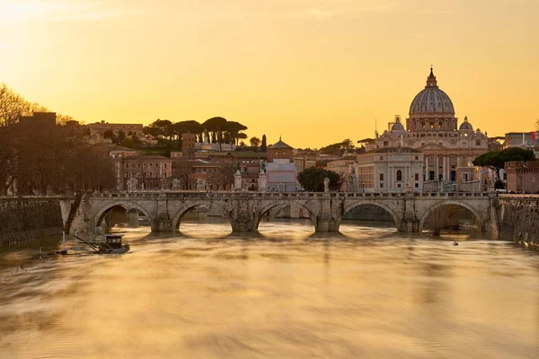 Peterskyrkan och floden Tibern vid solnedgången i Rom — Stockfoto