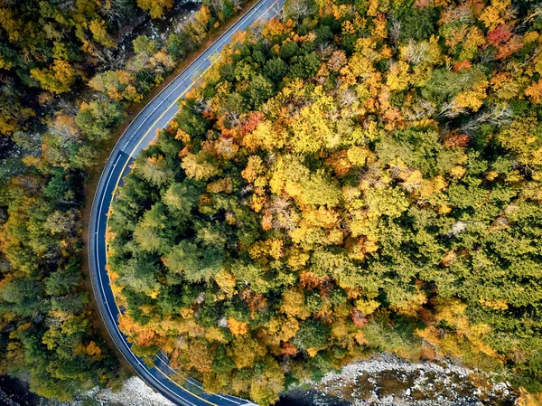 Escénica carretera sinuosa en otoño — Foto de Stock