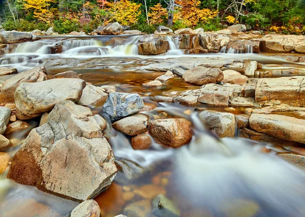 Swift River Kaskaden im Herbst, New Hampshire, USA — Stockfoto