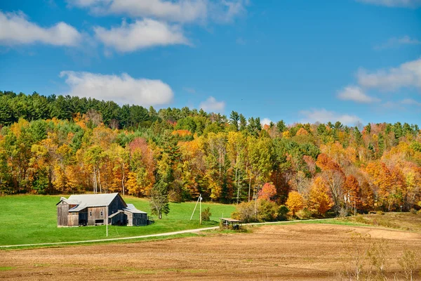 Herfst landschap met oud huis — Stockfoto