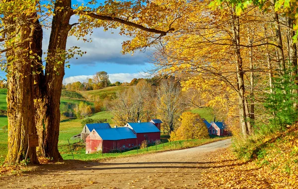 Fattoria Jenne con fienile al soleggiato mattino d'autunno — Foto Stock