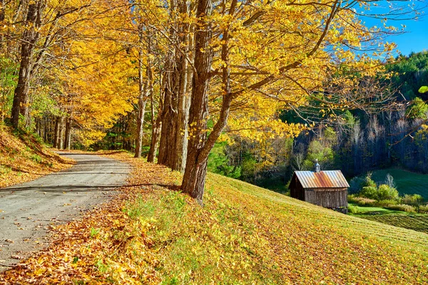 Unbefestigte Straße im Herbst in Vermont, USA. — Stockfoto