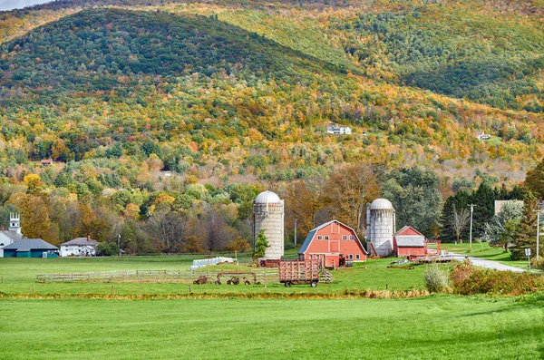 Bauernhof mit roter Scheune und Silos in Vermont — Stockfoto