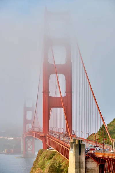 Golden Gate Bridge pohled v mlhavé ráno — Stock fotografie