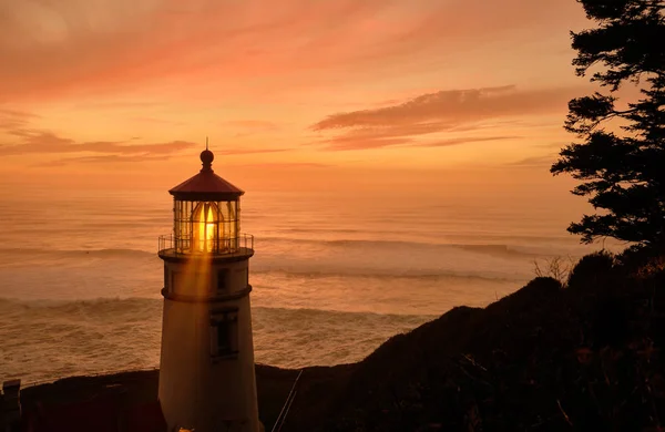 Heceta Head Lighthouse te ondernemen bij zonsondergang, gebouwd in 1892 — Stockfoto