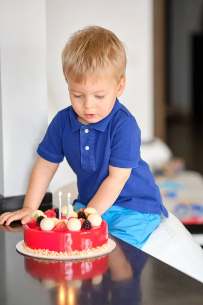 Jongen met cake van de kindverjaardag — Stockfoto