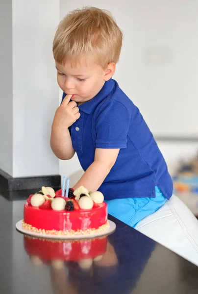 男孩尝试生日蛋糕 — 图库照片