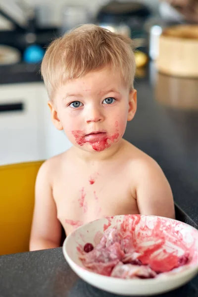 Småbarn pojke barn äter med smutsiga stökigt ansikte — Stockfoto