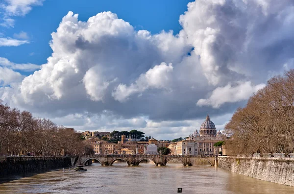 罗马的圣彼得大教堂和泰伯河 — 图库照片