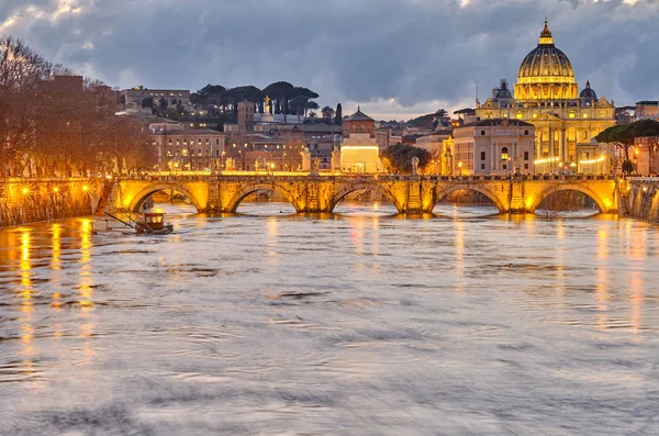 Peterskyrkan och Tiberfloden på kvällen i Rom — Stockfoto