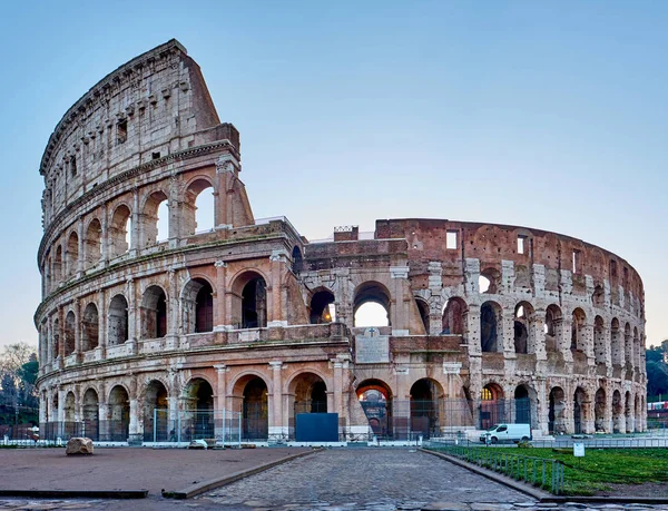 Koloseum za východu slunce v Římě — Stock fotografie
