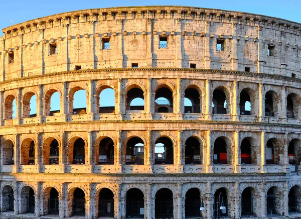Koloseum ráno v Římě — Stock fotografie