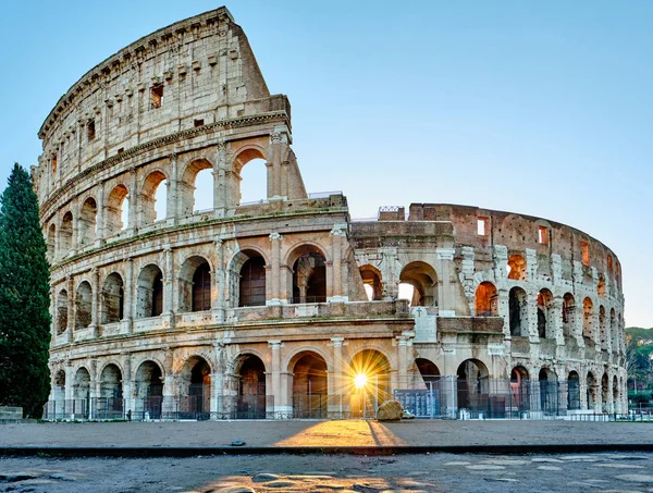 Колизей на рассвете в Риме — стоковое фото