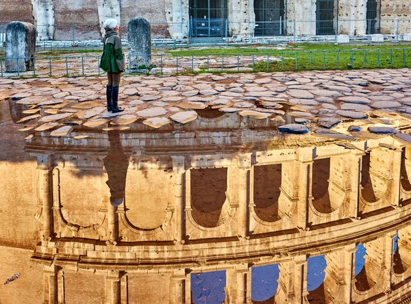 Ženská turistka poblíž Říma, Itálie — Stock fotografie