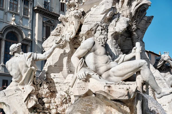 Roma 'daki Navona Meydanında Çeşme