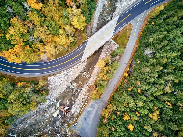 Escénica carretera sinuosa en otoño — Foto de Stock