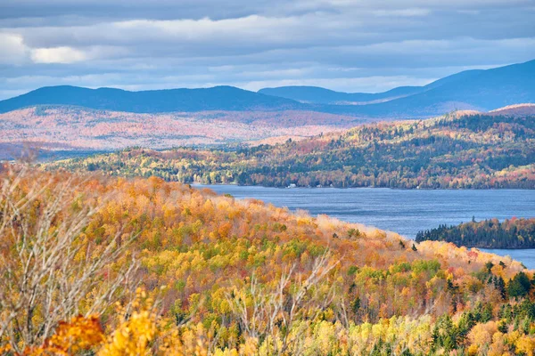 Lago Mooselookmeguntic in autunno, Maine, Stati Uniti . — Foto Stock