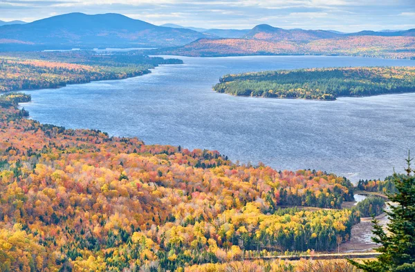 Lago Mooselookmeguntic in autunno, Maine, Stati Uniti . — Foto Stock