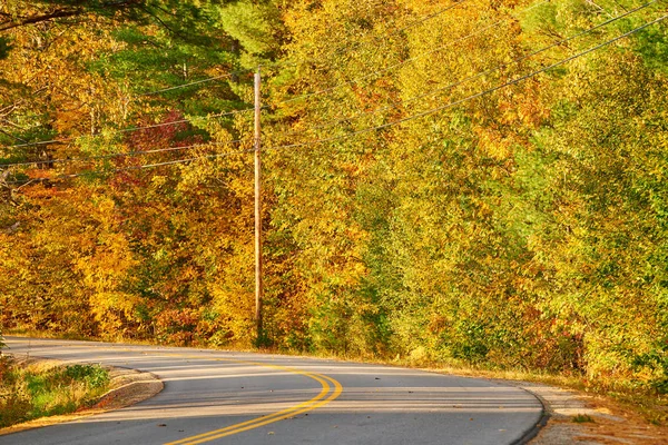 Highway bij Autumn Day, Maine, USA. — Stockfoto