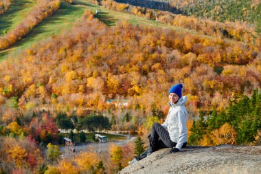 Sonbaharda Sanatçının Kayalıklarında Yürüyüş yapan Kadın