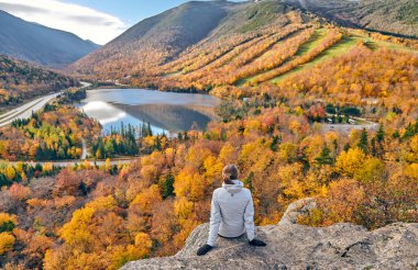 Sonbaharda Sanatçının Kayalıklarında Yürüyüş yapan Kadın
