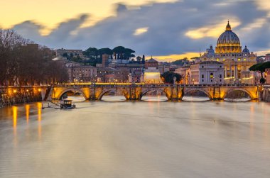 Akşam Roma 'da Aziz Peter Katedrali ve Tiber Nehri