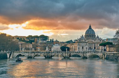 Akşam Roma 'da Aziz Peter Katedrali ve Tiber Nehri