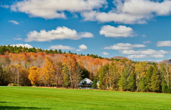 Paisaje otoñal con casa en bosque — Foto de Stock