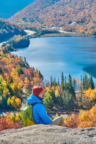 秋季艺术家悬崖的背包客 — 图库照片