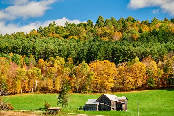 Paisagem de outono com casa velha — Fotografia de Stock