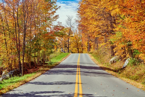 Highway at autumn day, Vermont, USA. — Stock Photo, Image