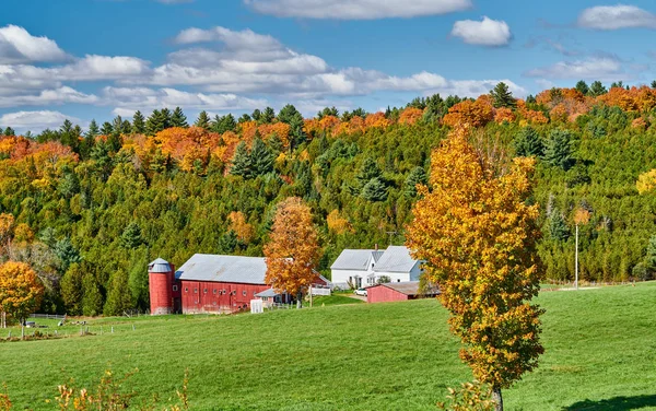 Bauernhof mit Scheune an sonnigem Herbsttag — Stockfoto