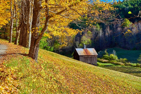 Unbefestigte Straße im Herbst in Vermont, USA. — Stockfoto