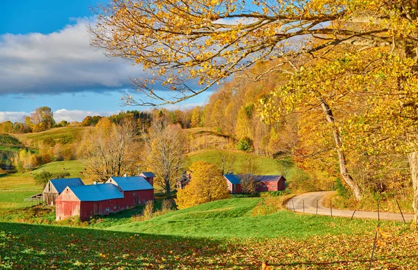 Hof Jenne mit Scheune an sonnigem Herbstmorgen — Stockfoto