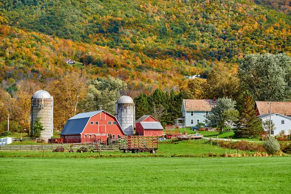 Ферма з червоним сараєм і сріблом у Вермонті. — стокове фото