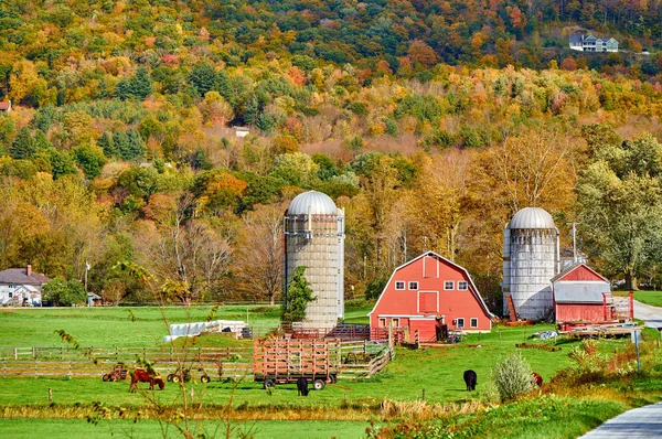 Boerderij met rode schuur en silo 's in Vermont — Stockfoto