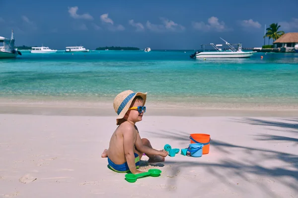 Niño de tres años jugando en la playa — Foto de Stock