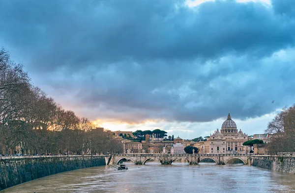 Katedrála sv. Petra a řeka Tiber večer v Římě — Stock fotografie
