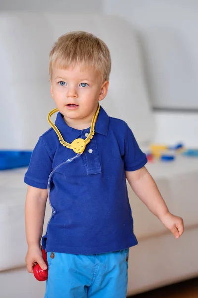 Zweijähriger Junge spielt Arzt — Stockfoto