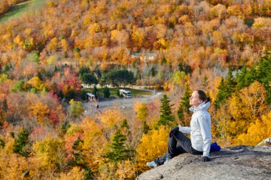 Sonbaharda Sanatçının Kayalıklarında Yürüyüş yapan Kadın