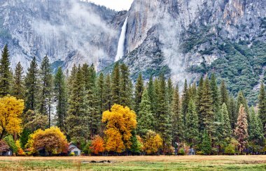 Yosemite Vadisi Bulutlu bir sonbahar sabahı 
