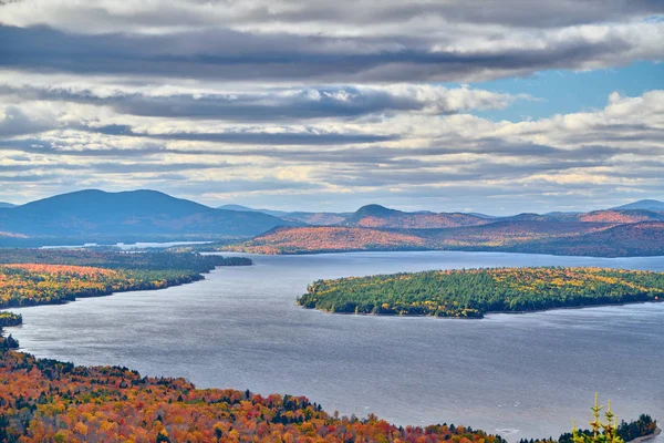 Lago Mooselookmeguntic in autunno, Maine, Stati Uniti . — Foto Stock