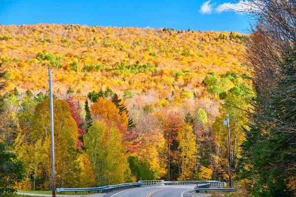 Highway bij Autumn Day, Maine, USA. — Stockfoto
