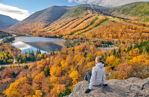 Senderismo de mujeres en Artist 's Bluff en otoño —  Fotos de Stock