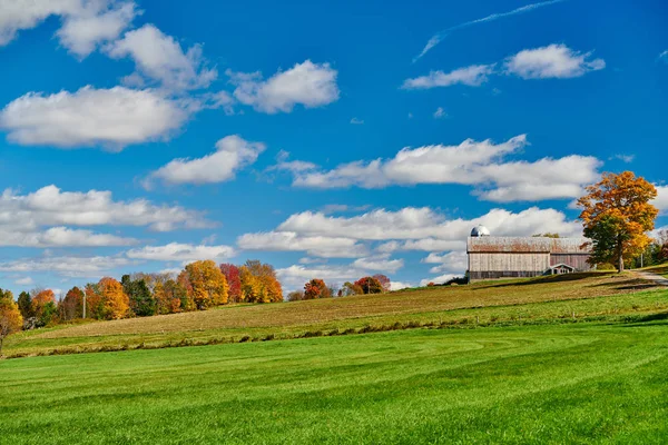 农场与谷仓在阳光明媚的秋天天 — 图库照片